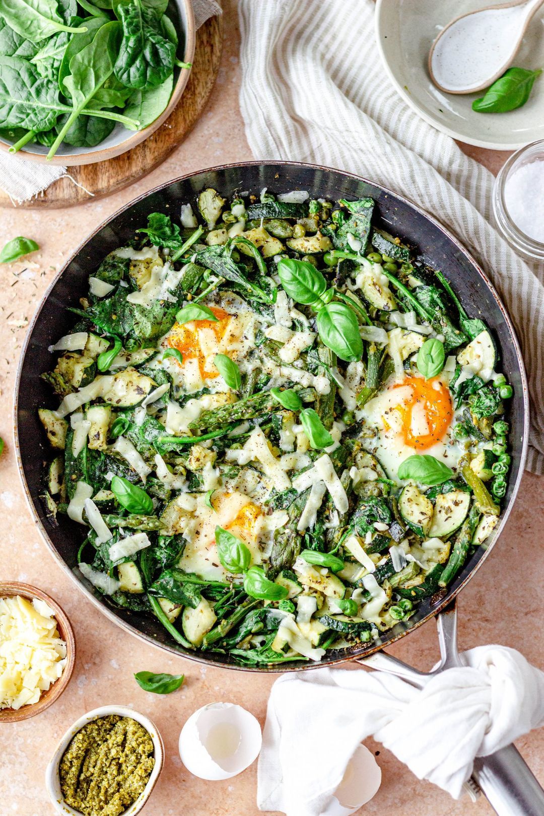 Groene shakshuka met pesto en groene asperges