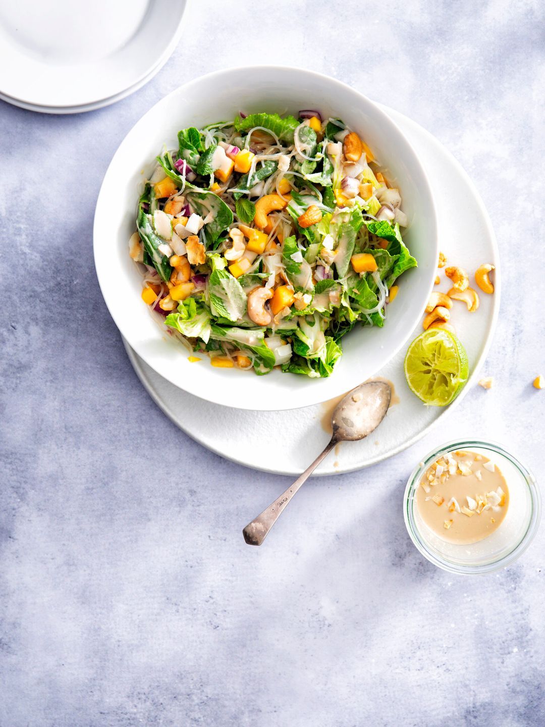 Paksoisalade met mango, rode ui en kokos