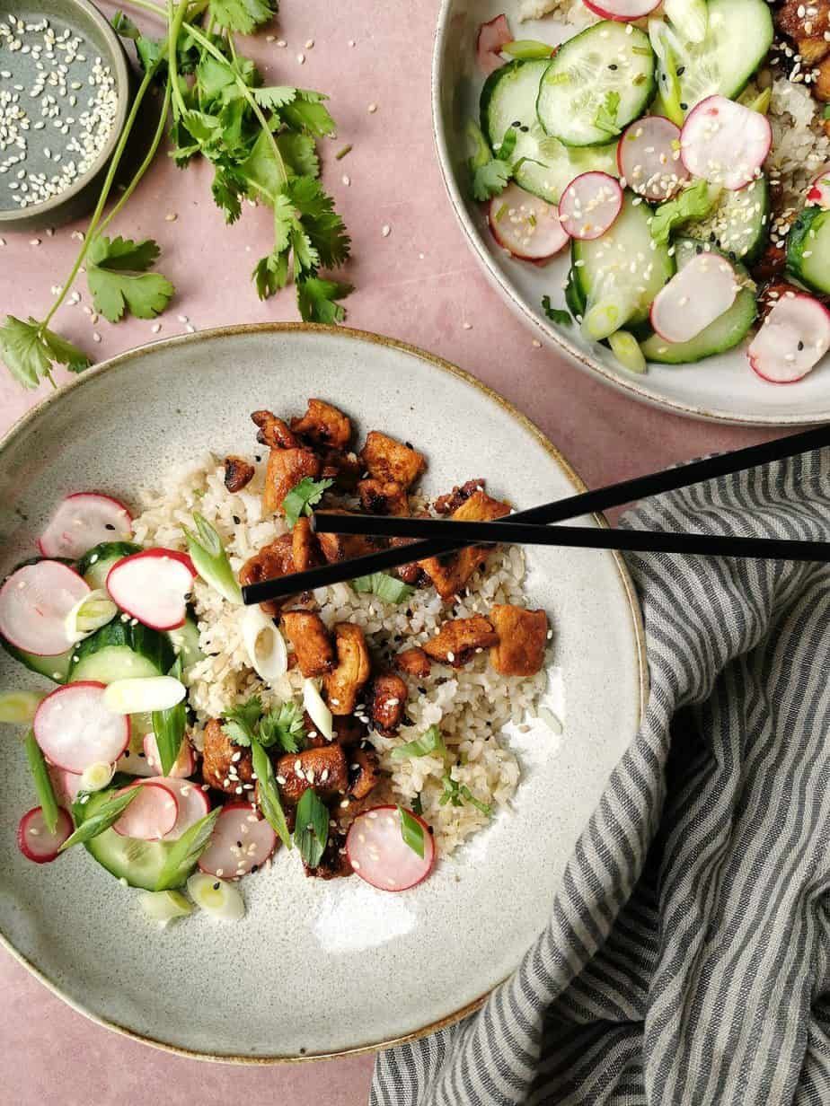 Aziatische vegetarische kip met rijst en komkommer-radijssalade