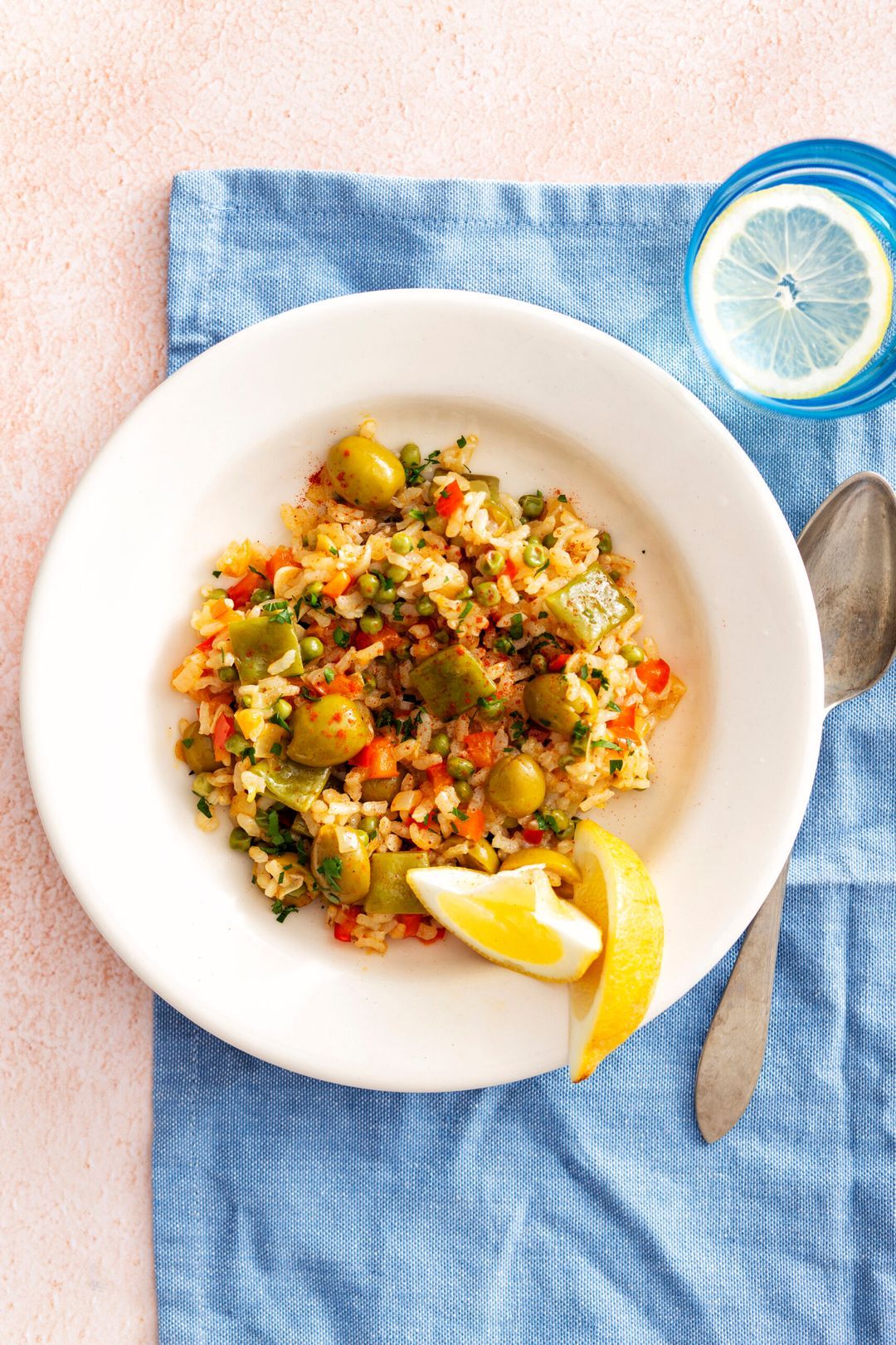 Oven-paella met paprika, doperwten en olijven