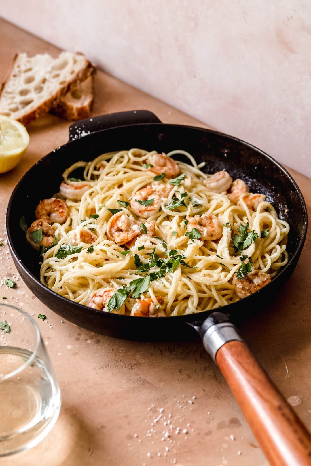 Spaghetti met garnalen in een romige citroensaus