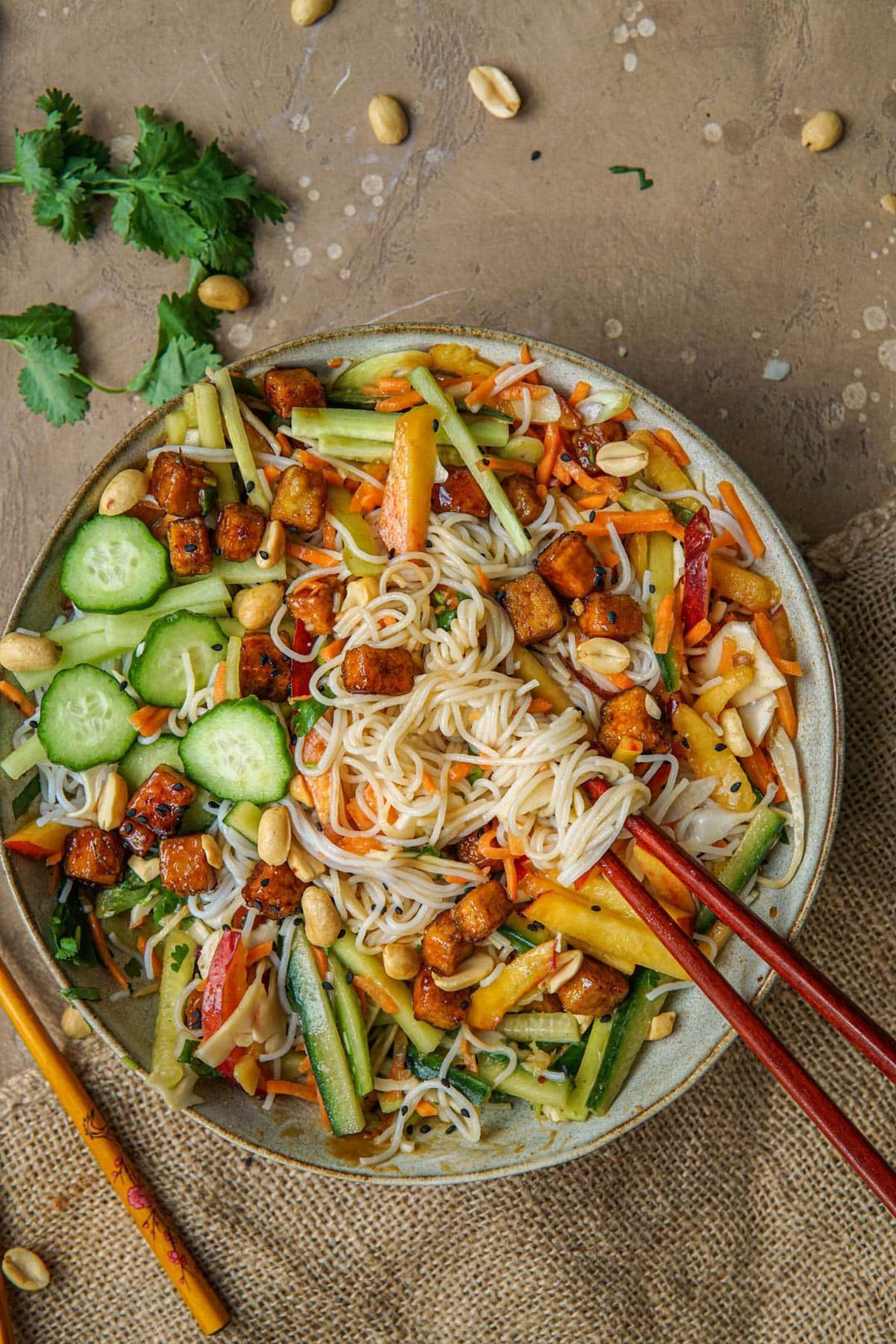 Vegan noedelsalade met miso pindadressing