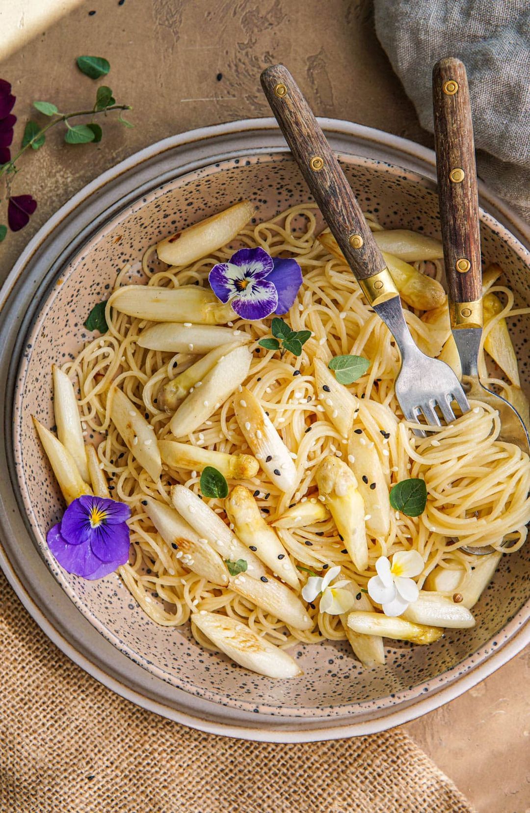 Miso boter pasta met witte asperges