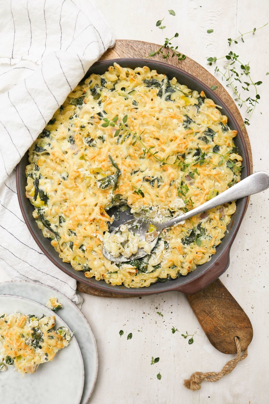 Gezondere vegetarische mac’n cheese met prei en spinazie