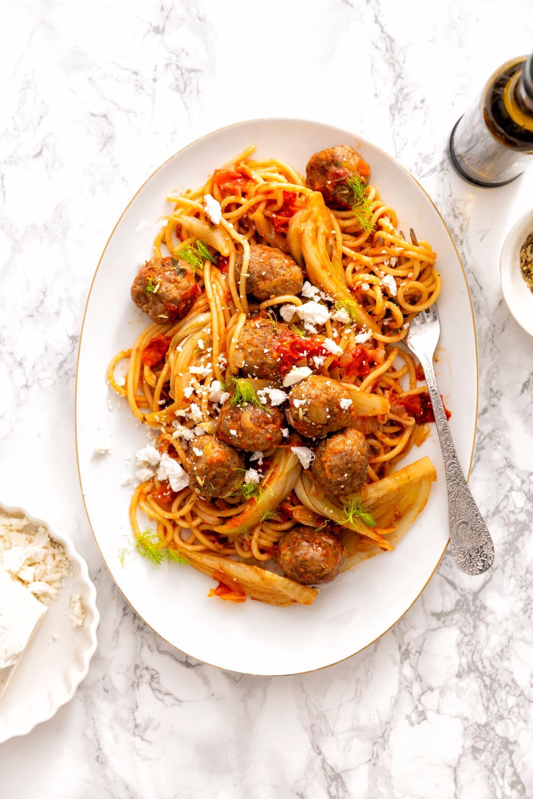 Spaghetti met gehaktballetjes en venkel in tomatensaus