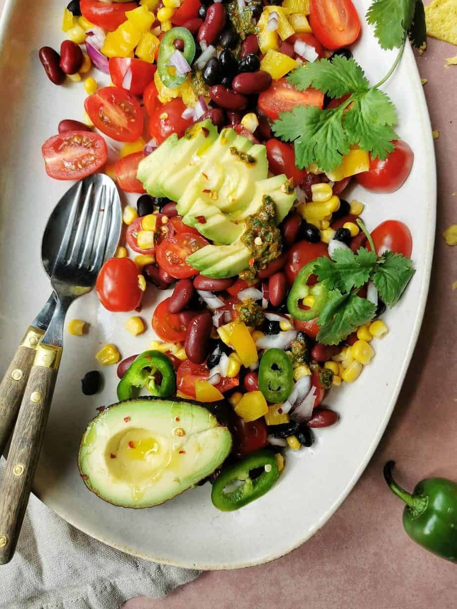 Vegetarische Mexicaanse salade met bonen en mais