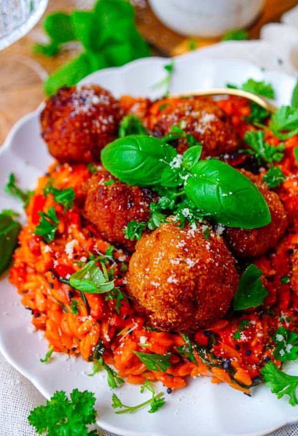 Orzo met tomatensaus en gehaktballetjes