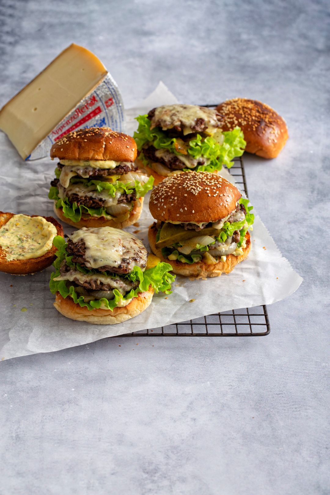 Dubbele racletteburger met gesmoorde uien en Appenzeller