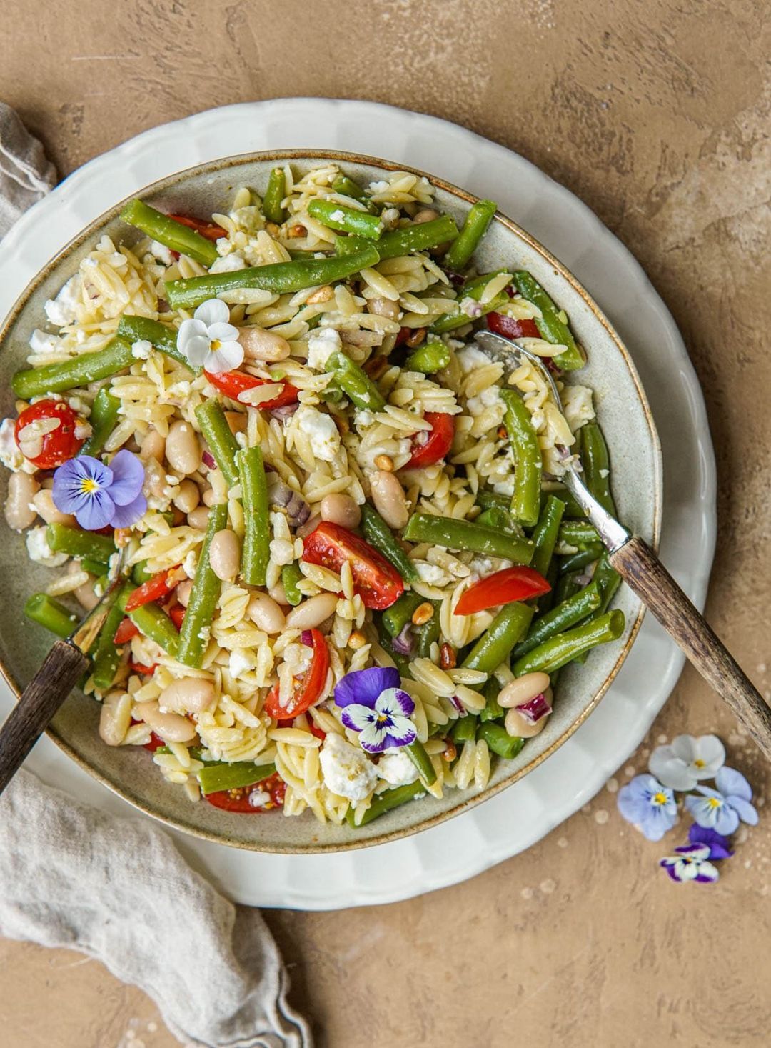 Vegan orzo salade met pesto