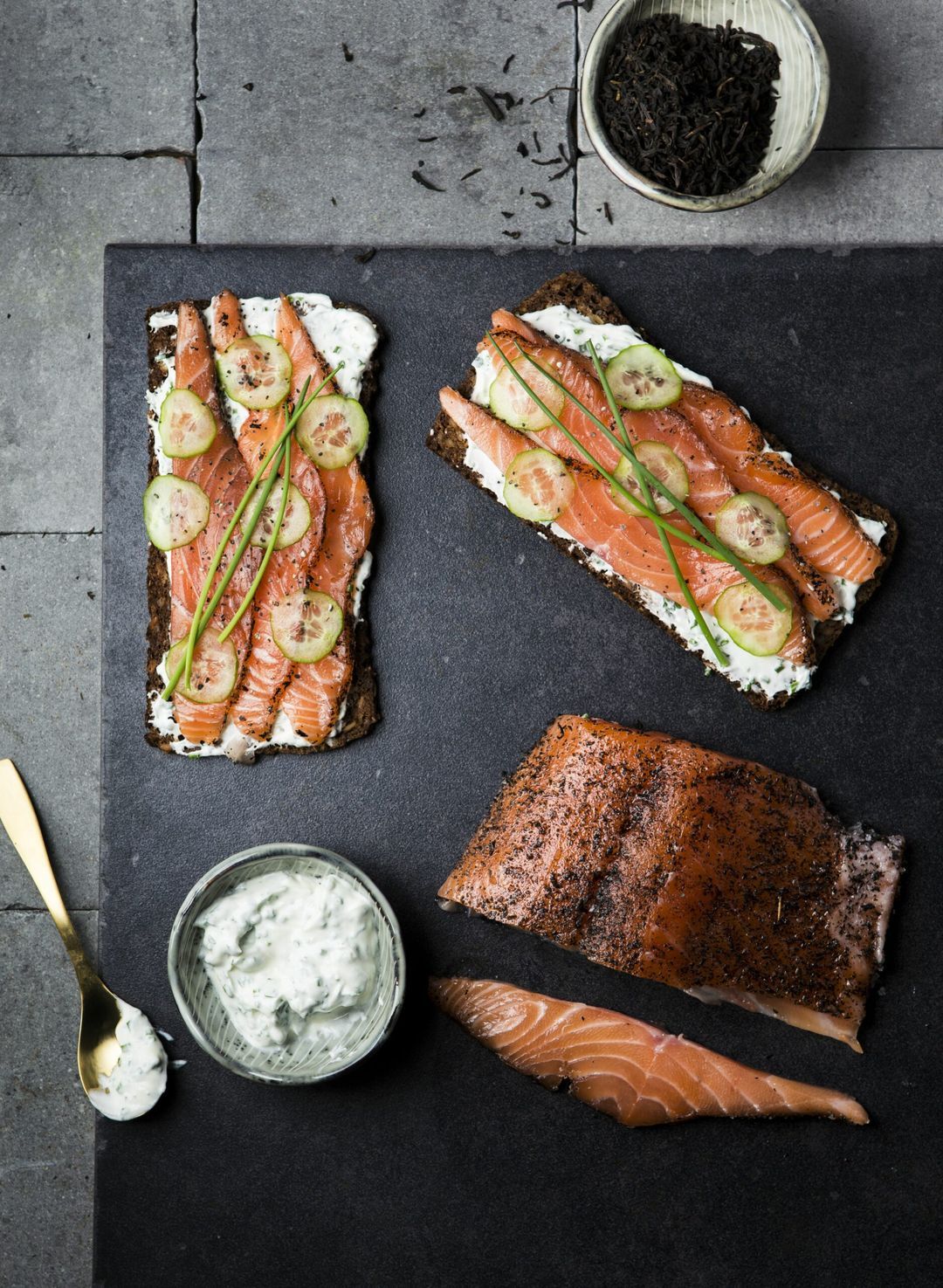 Zalm met thee en kruidendip