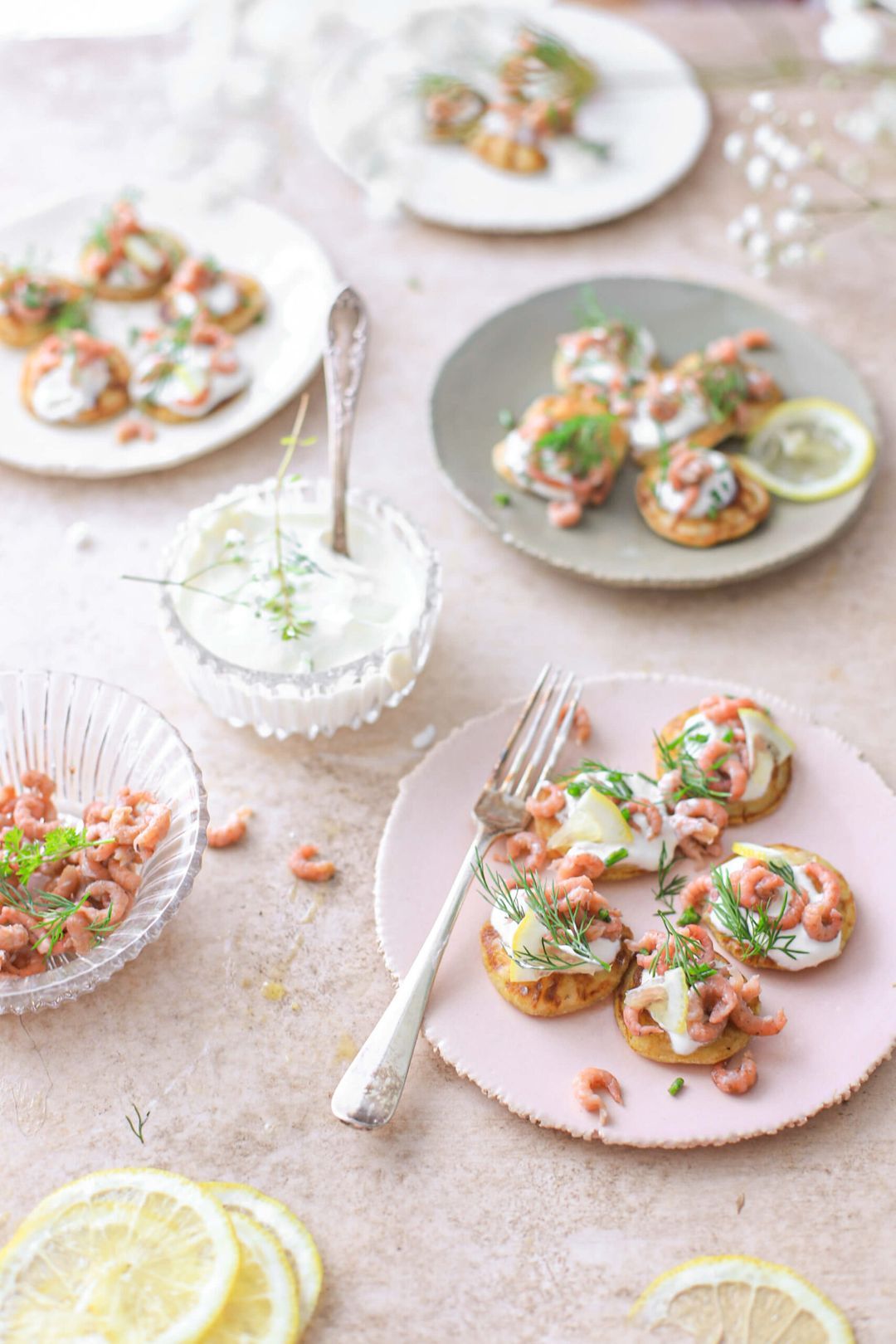 Blini’s met Hollandse garnalen, citroenroom & zeekraal