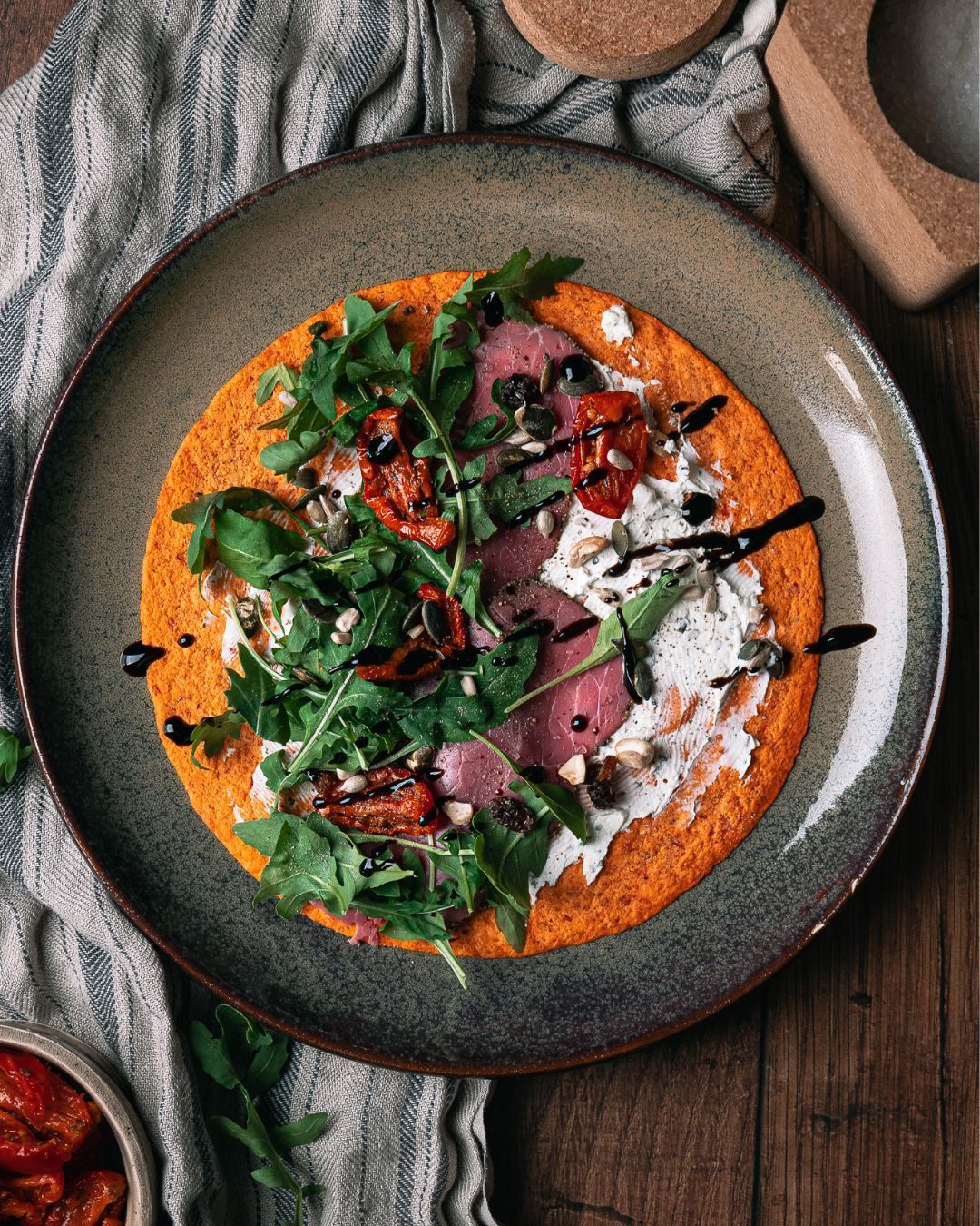 Wrap met pastrami, kruidenkaas & rucola