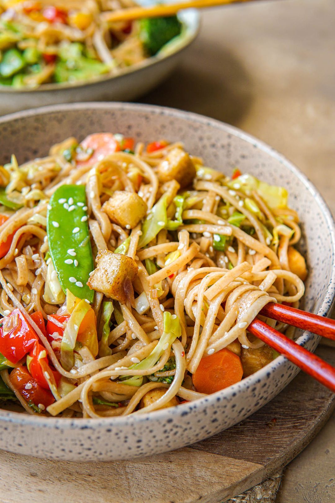 Vegan noedels met spitskool, peultjes en tofu