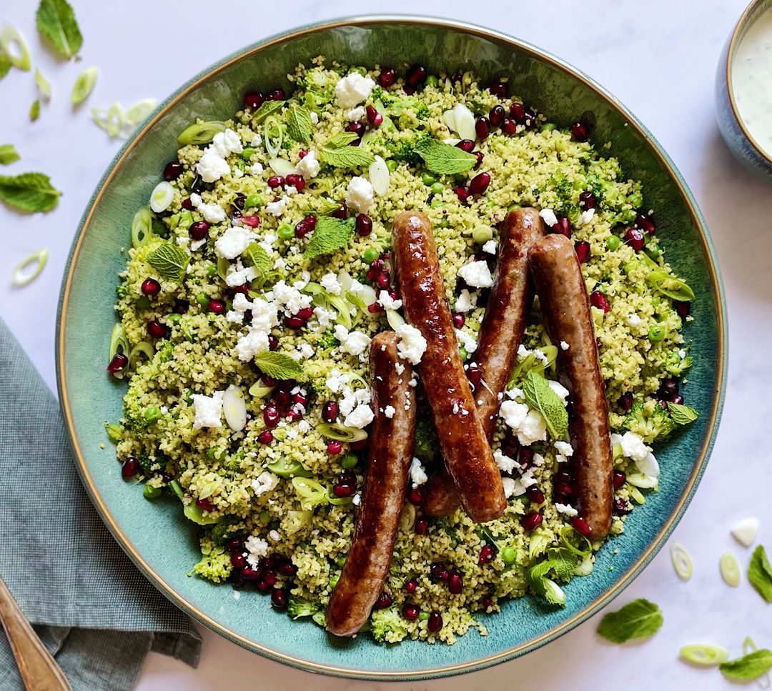 Kruidige Couscous Met Chipolata Worstjes En Yoghurt sausje