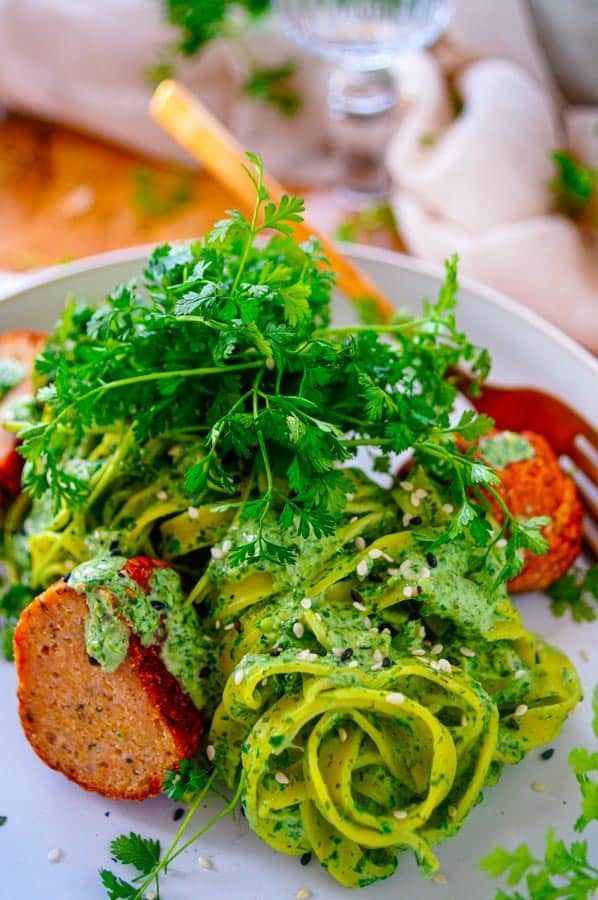 Pasta met gehaktballetjes en kruidensaus
