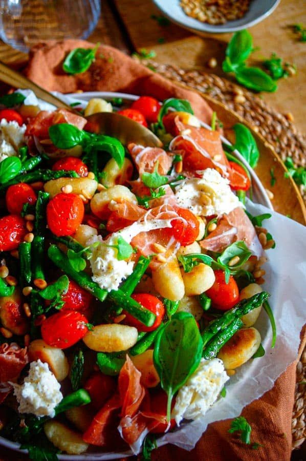 Gnocchi met pesto, asperges en ham