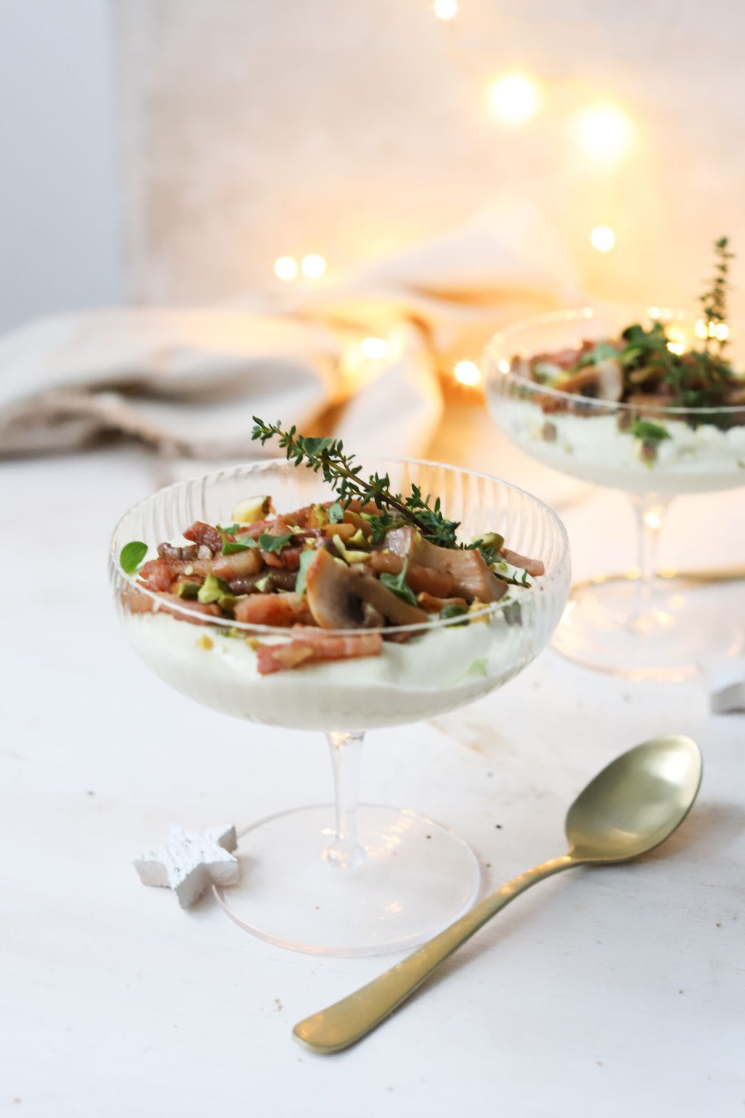 Hartige panna cotta van pastinaak met crumble van spekjes, paddenstoelen en pistache