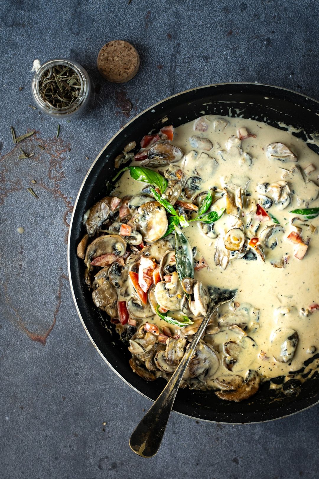 Champignonsaus met roquefort en tomaat
