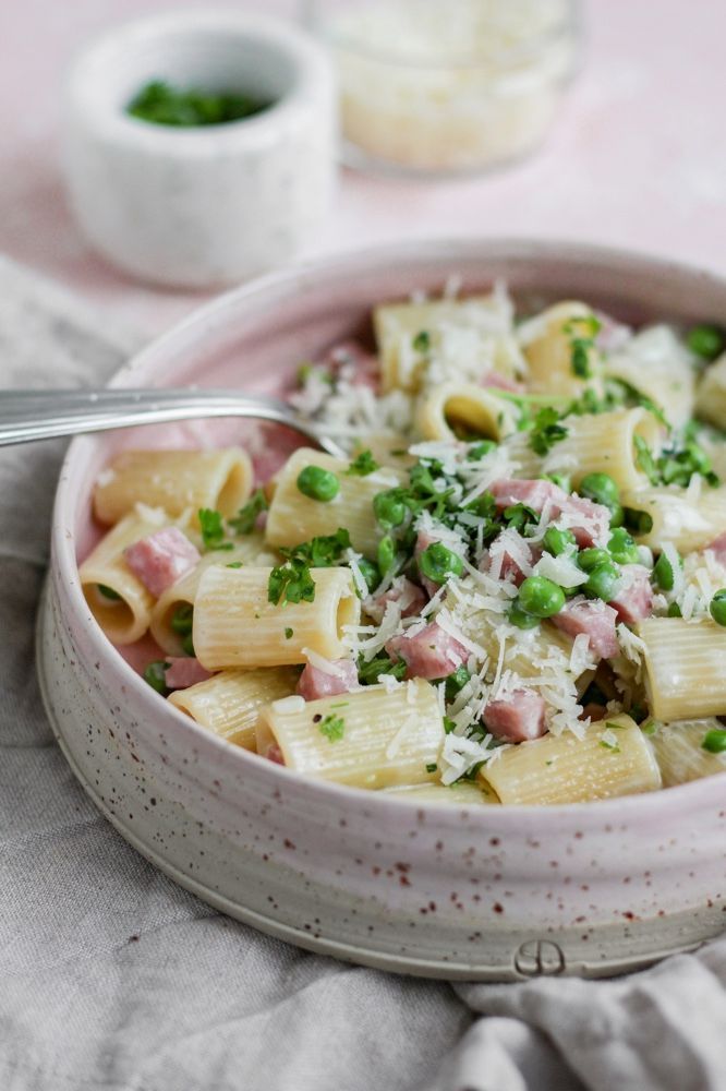 Snelle pasta met ham en erwtjes
