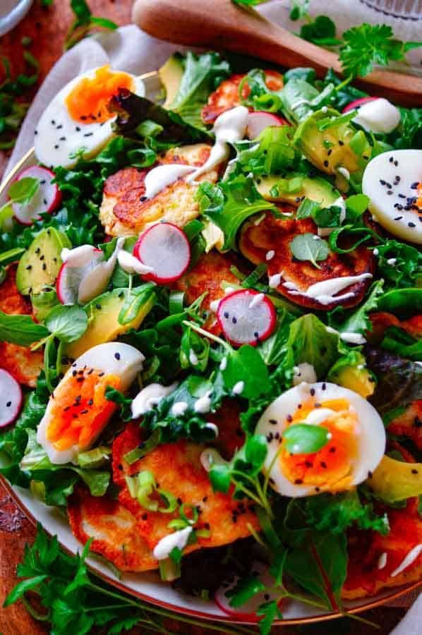 Salade met zalmkoekjes