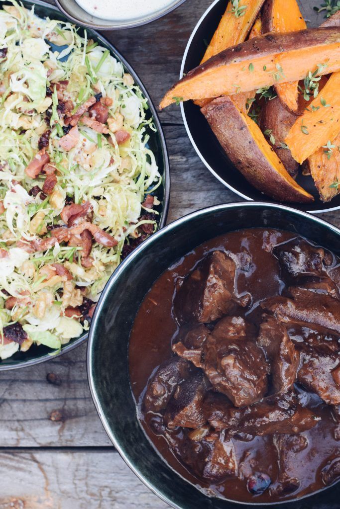 Stoofpotje van hert met porto en peperkoek, spruitjes salade en zoete aardappel
