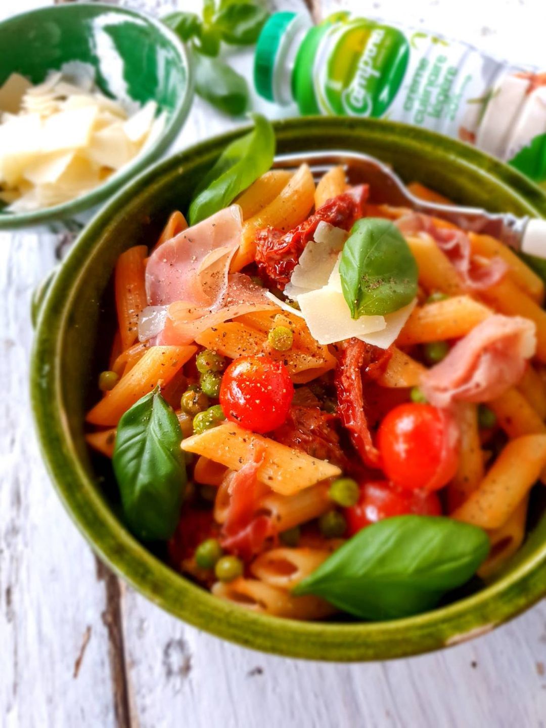 Romige penne met zongedroogde tomaat, erwten en Parmaham