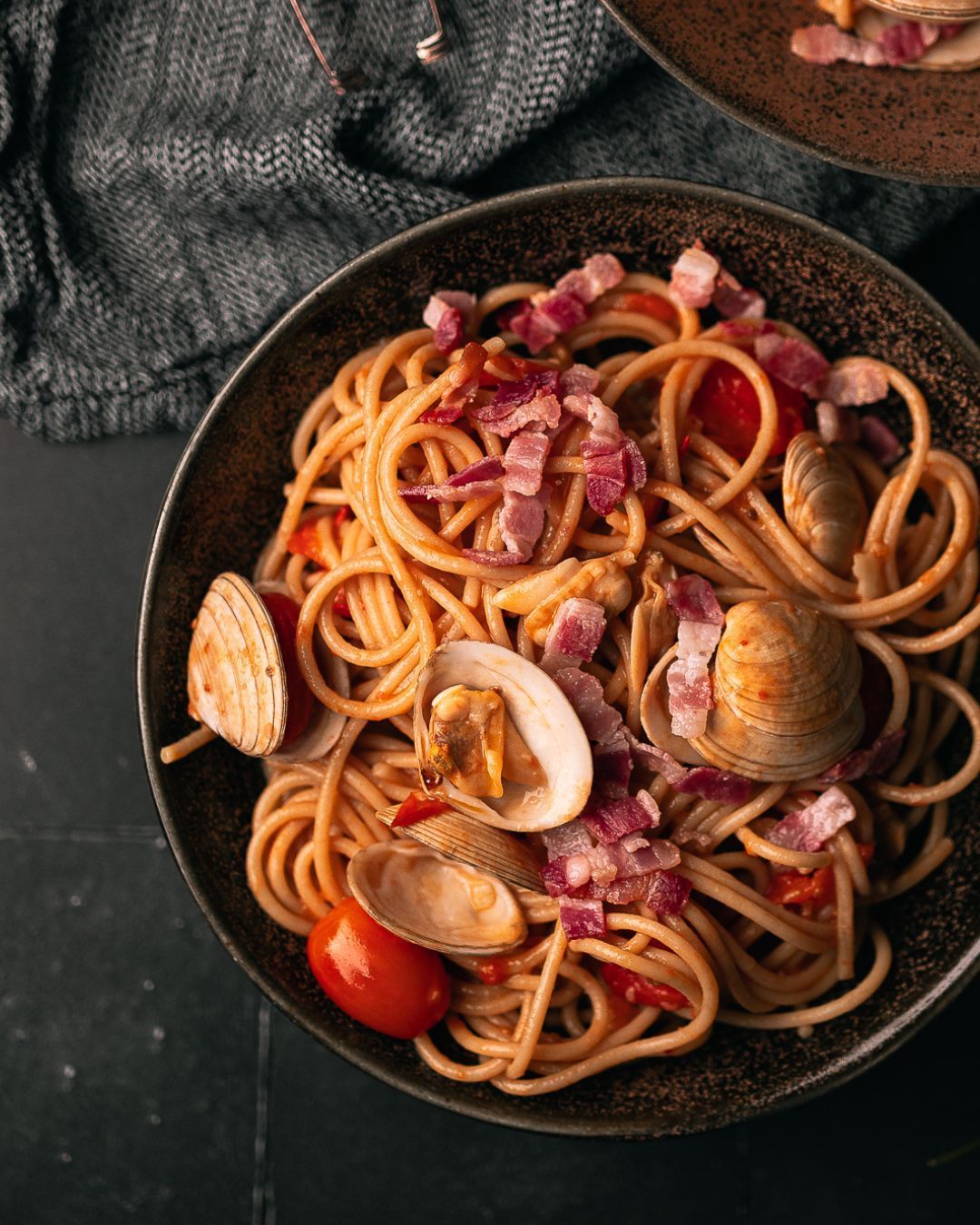 Surf & turf 🏄‍♂️ Spaghetti alle vongole met pancetta & tomaat