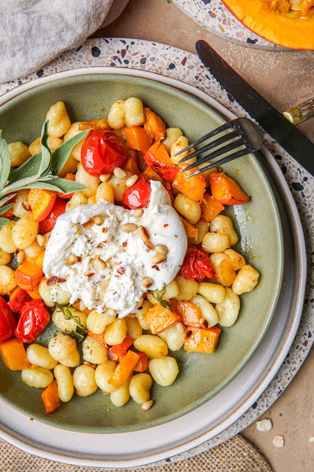 Gnocchi met gegrilde pompoen en burrata