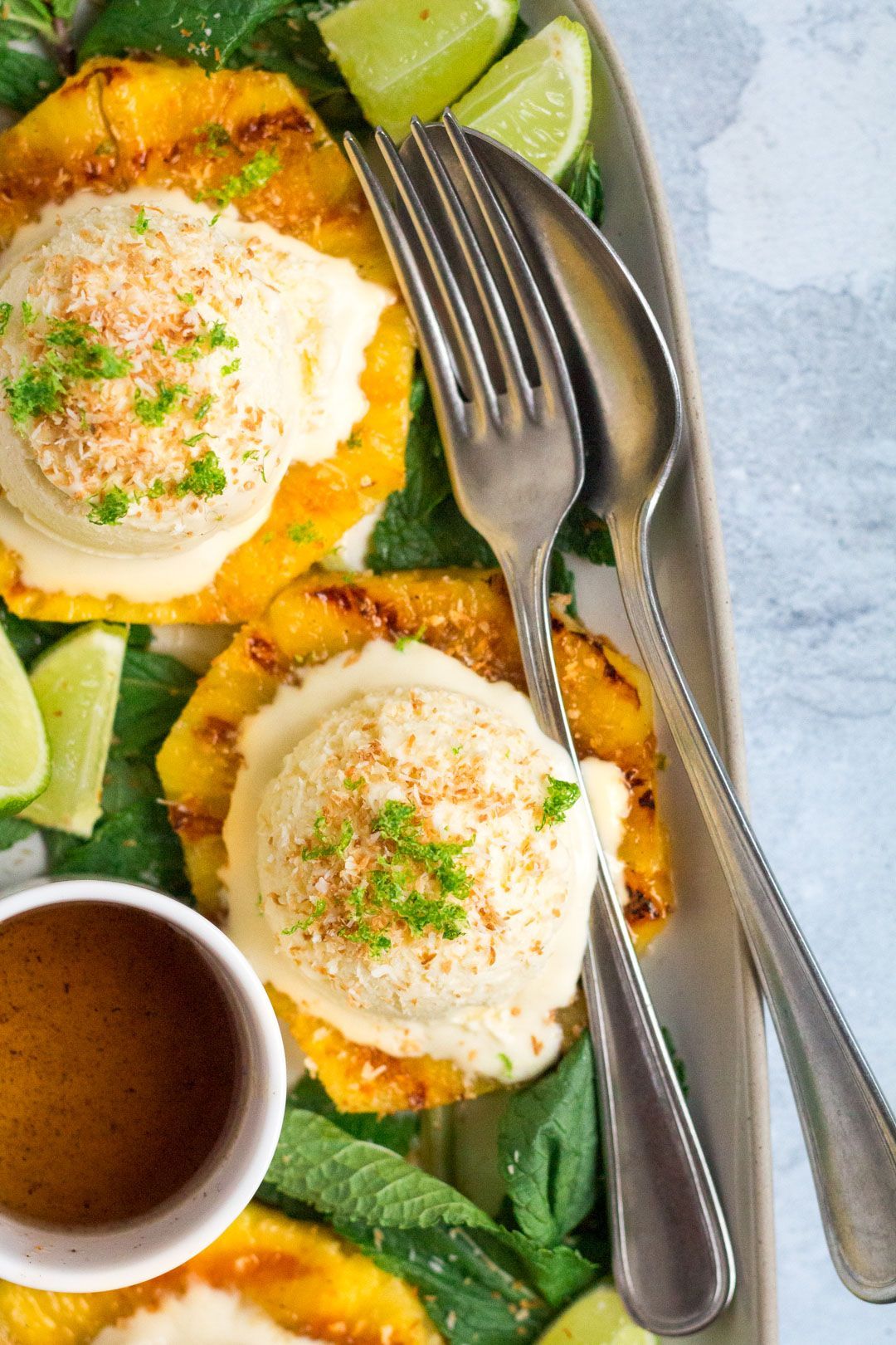 Kokosijs met gegrilde ananas en limoensiroop