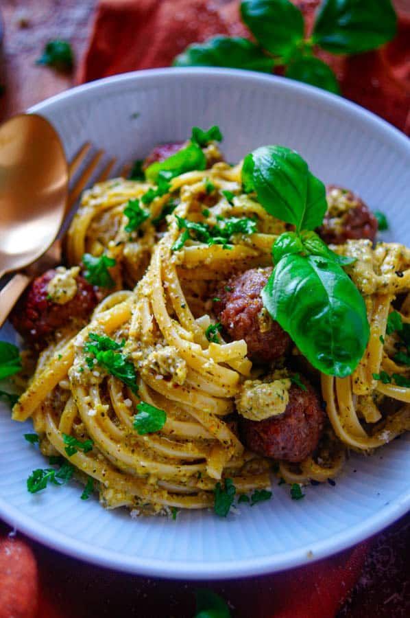 Pasta met broccolipesto en gehaktballetjes