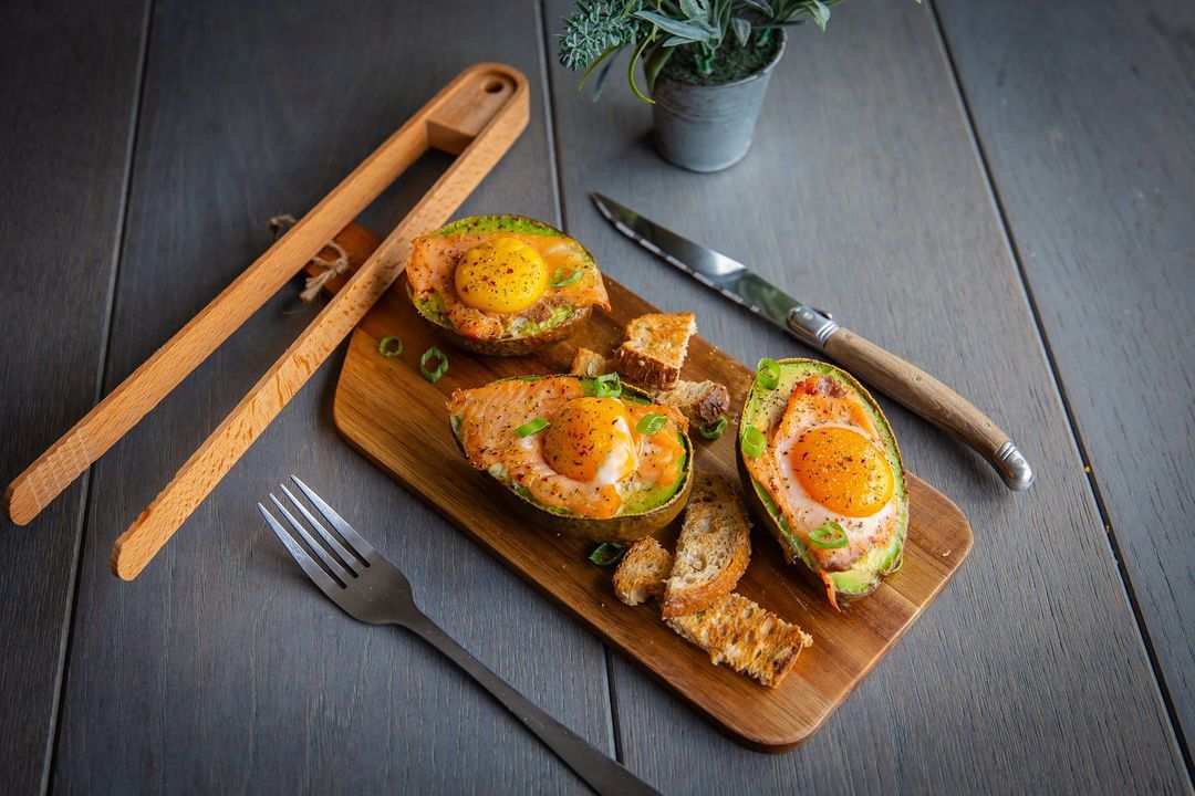 Avocadonestjes met zalm en ei