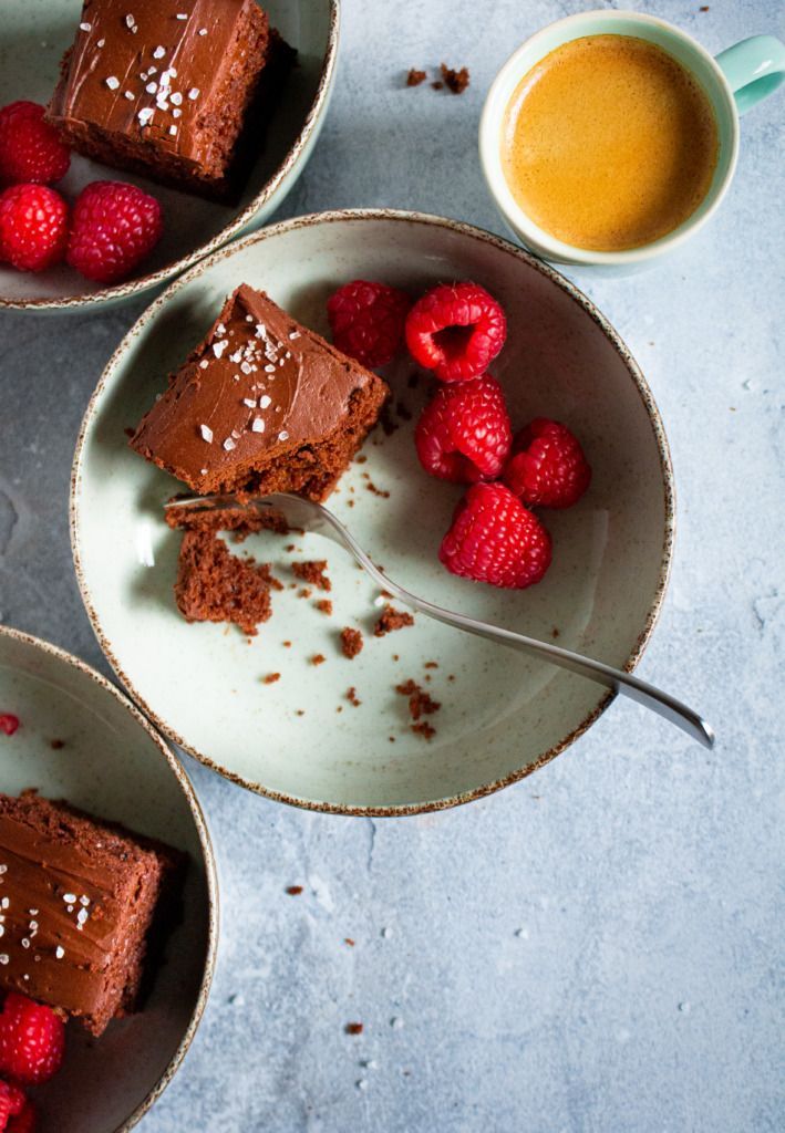 Chocoladecake met hazelnoten en zure room