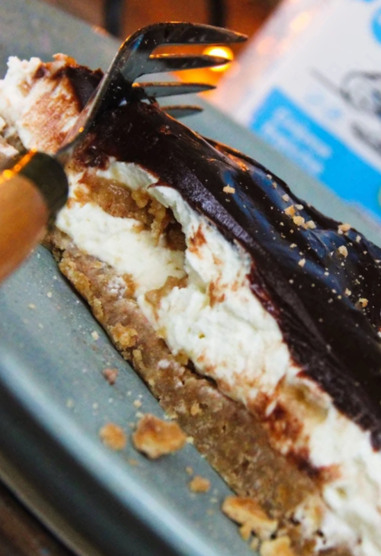 No bake cheesecake met stroopwafels en chocoladeganache