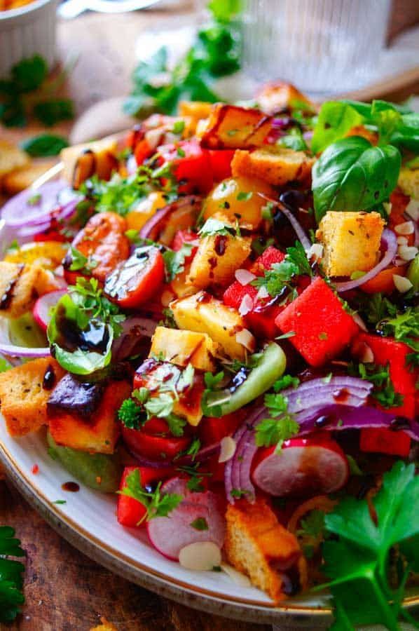 Panzanella salade met watermeloen en halloumi