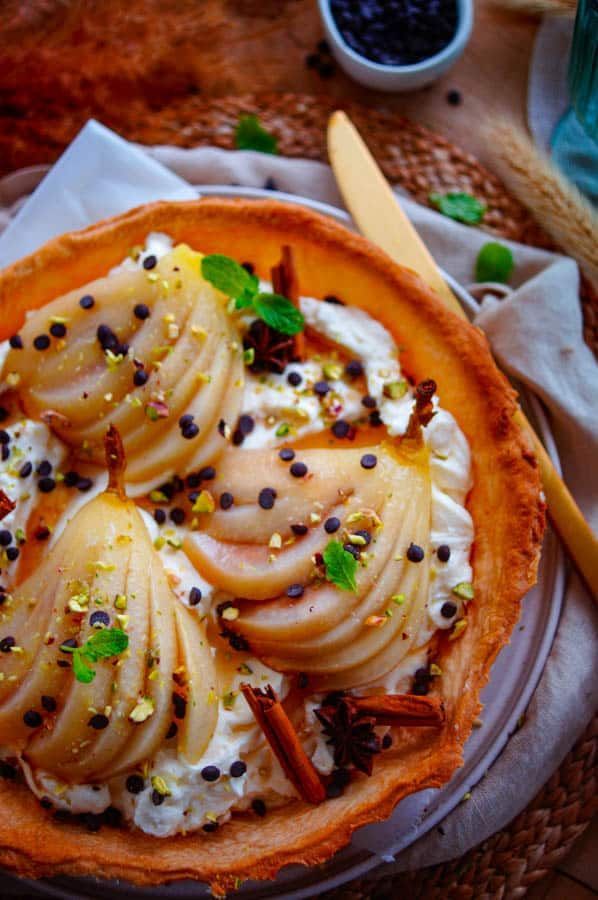 Taart met gepocheerde peren en ricotta