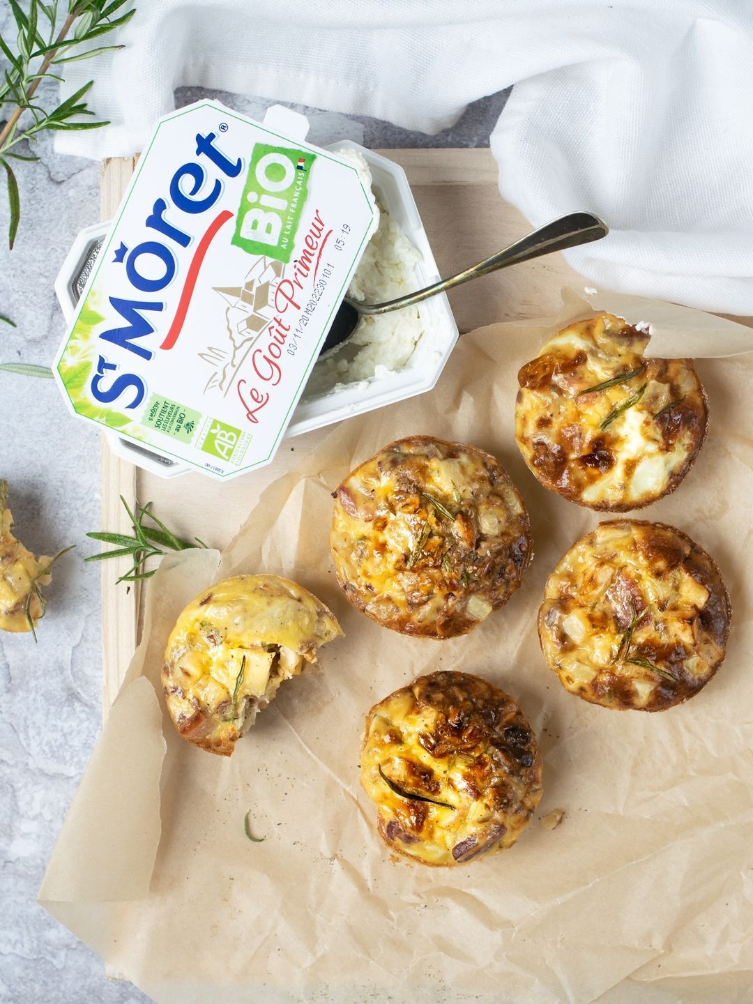 Ei muffins met gerookt spek, knolselder, walnoot en rozemarijn