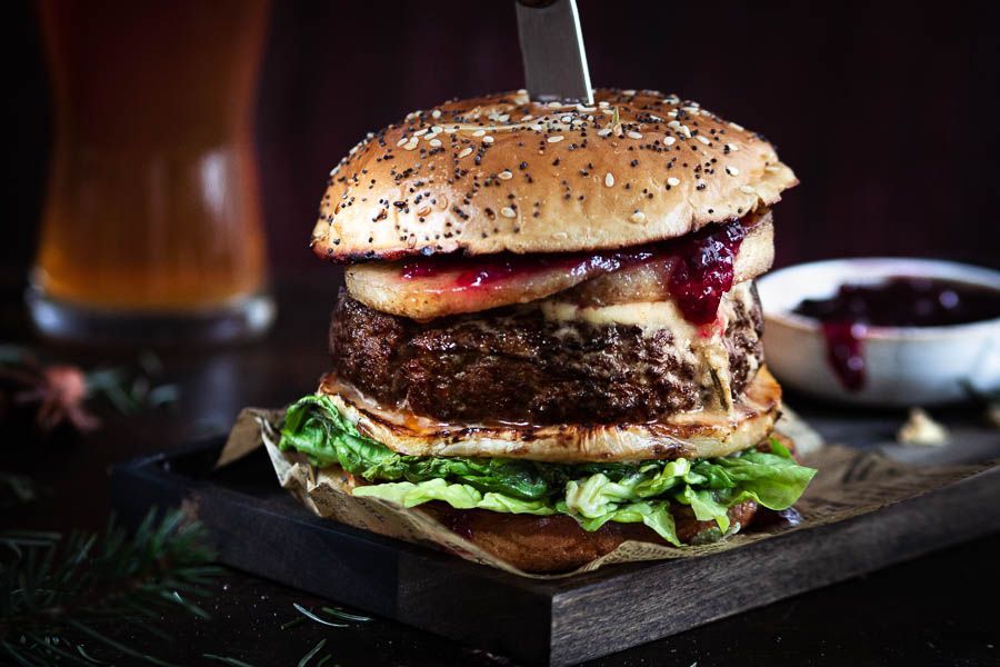 Gegrilde winterburger met knolselder en nashipeer