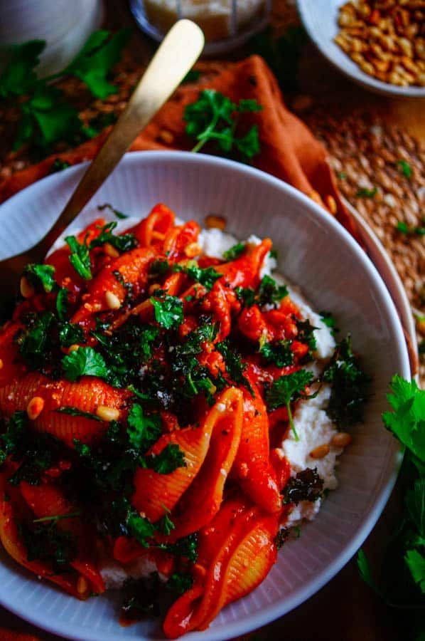 Pasta met tomatensaus, spek en gehakt