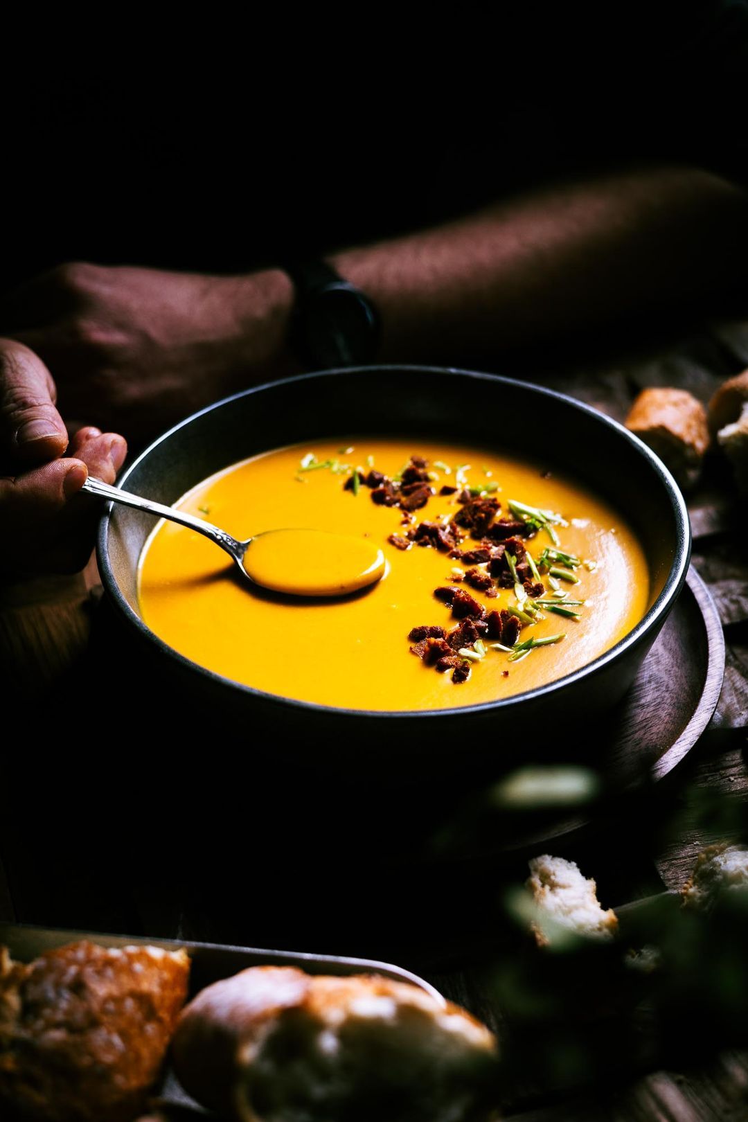 Gerookte pompoensoep met curry en chorizo