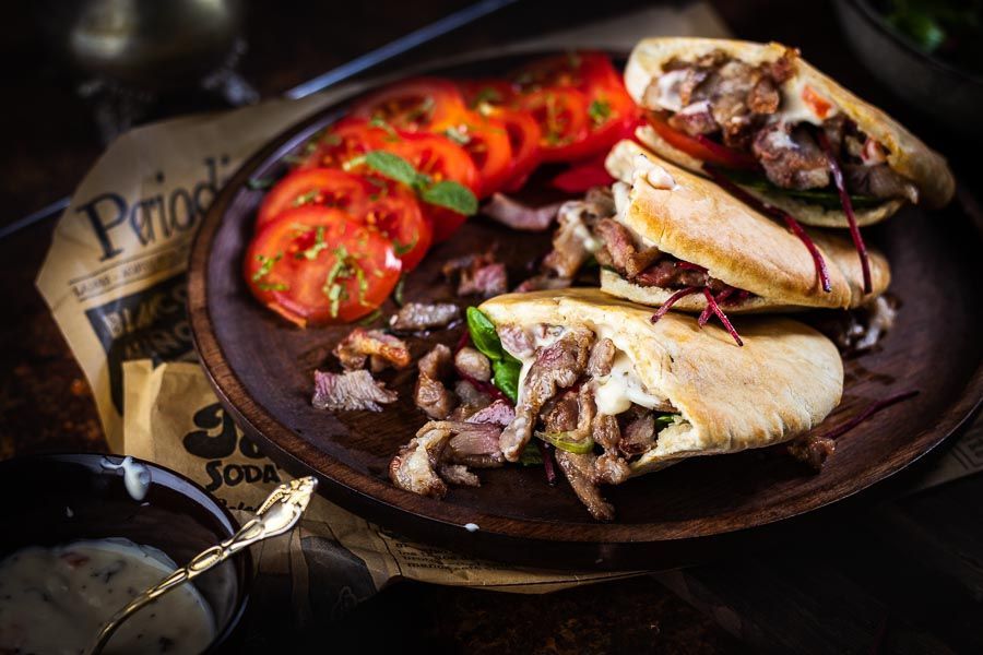 Döner kebab met zwarte looksaus maken op de bbq - bbq bastard