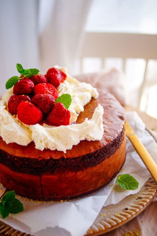 Chocoladecake met hazelnoten en aardbeien