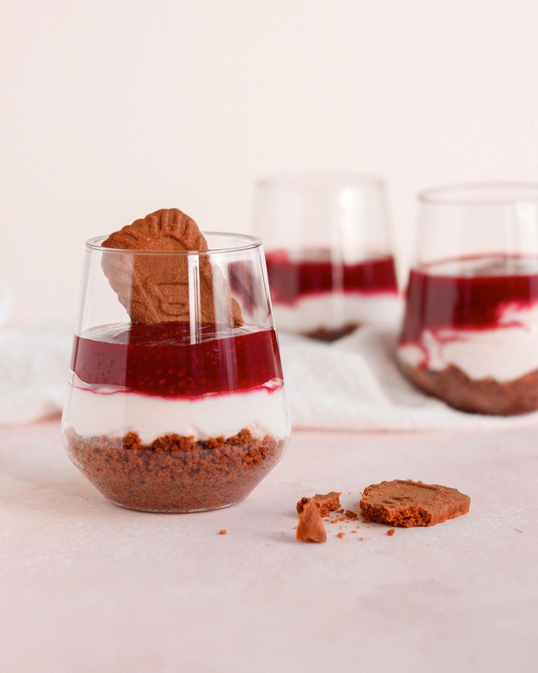 Cheesecake in een glaasje, met framboos en speculoos
