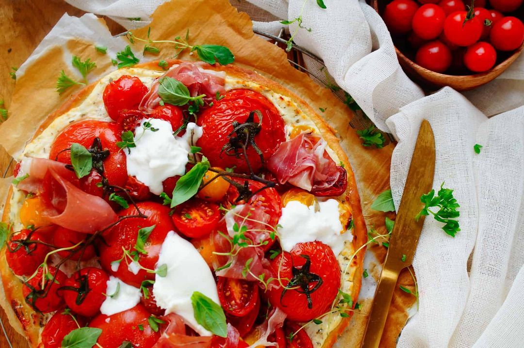 Pizza met tomaten