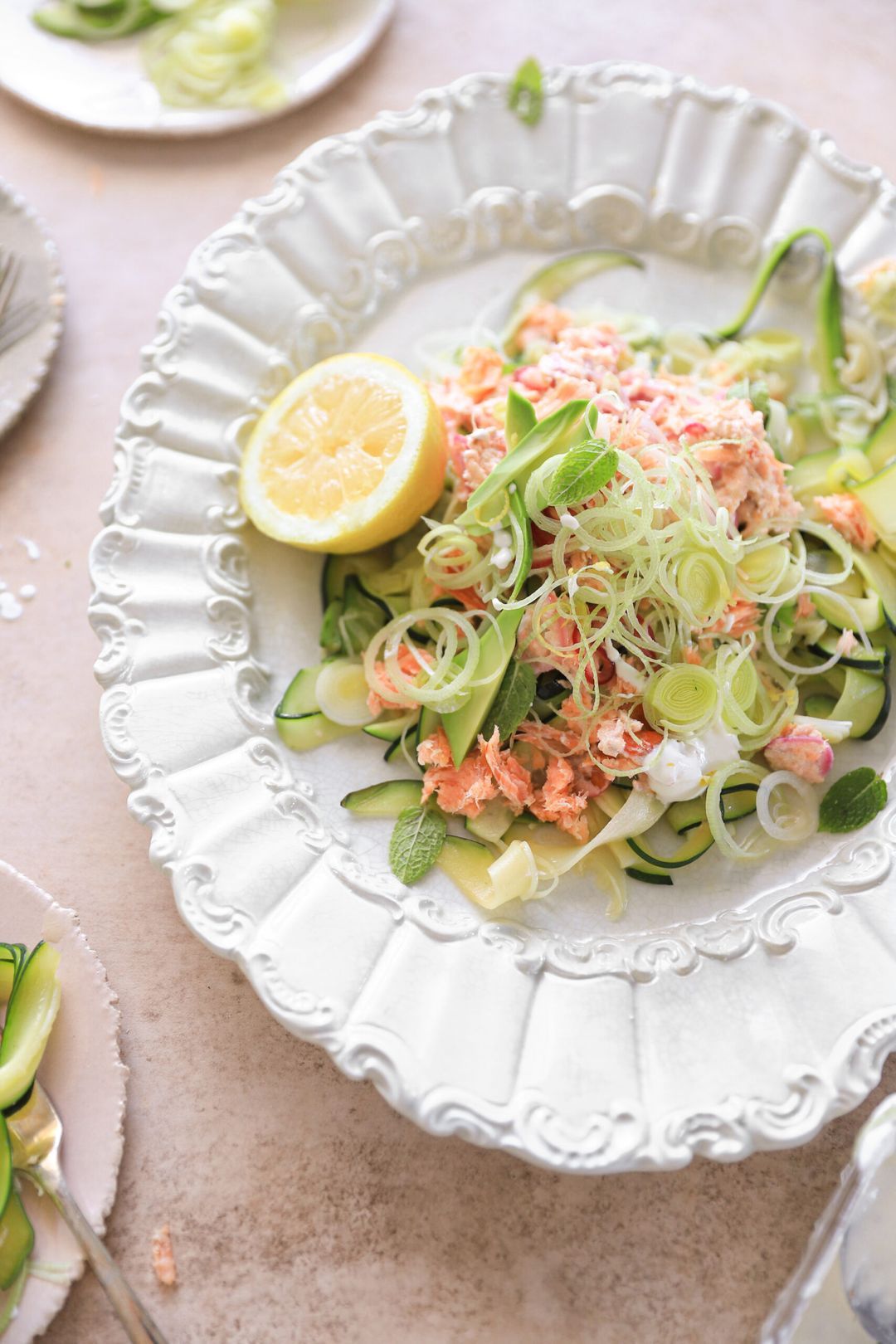 Courgetti met zalm, citroen roomsaus, avocado & prei
