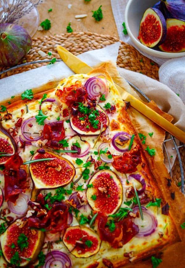 Flammkuchen met vijgen, ui en ham