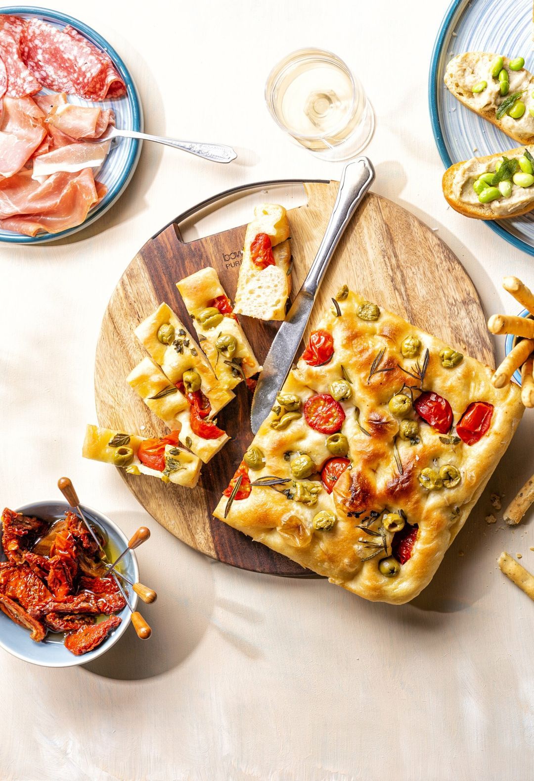 Focaccia met tomaatjes en olijven