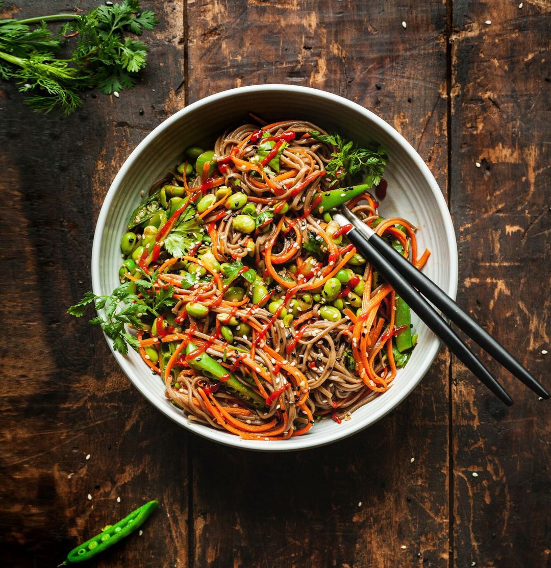 Sobanoedelsalade met edamame en sugarsnaps