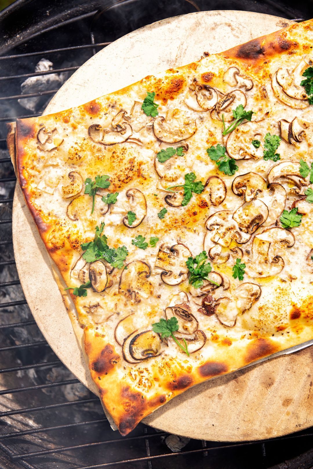 Flammkuchen met champignon, truffel en pecorino
