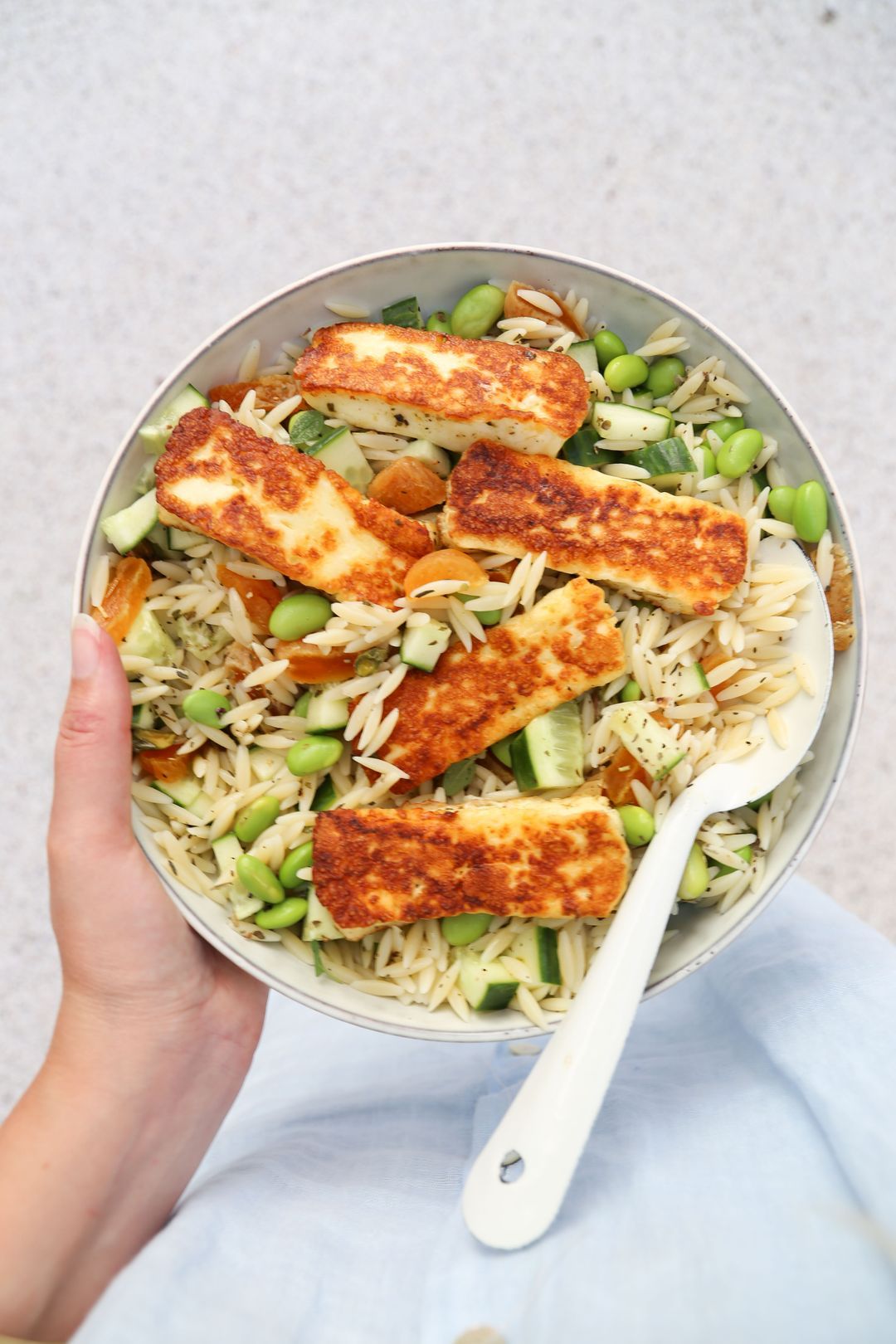 Griekse pastasalade met gebakken halloumi