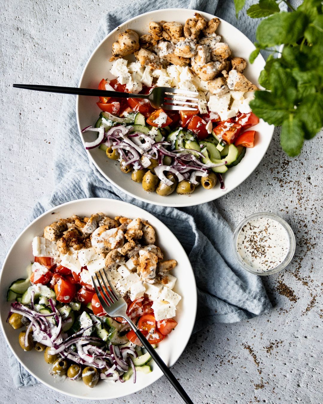 Gekruide Griekse salade met kipfilet